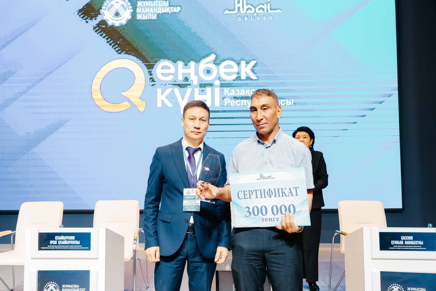 Терең жұлдыру минет құсу нүктесіне дейін Үлкен бөкселердің сексуалды бейнелері